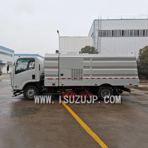 ISUZU NPR ထရပ်ကားသည်တံမြက်လှည်းတပ်သည်