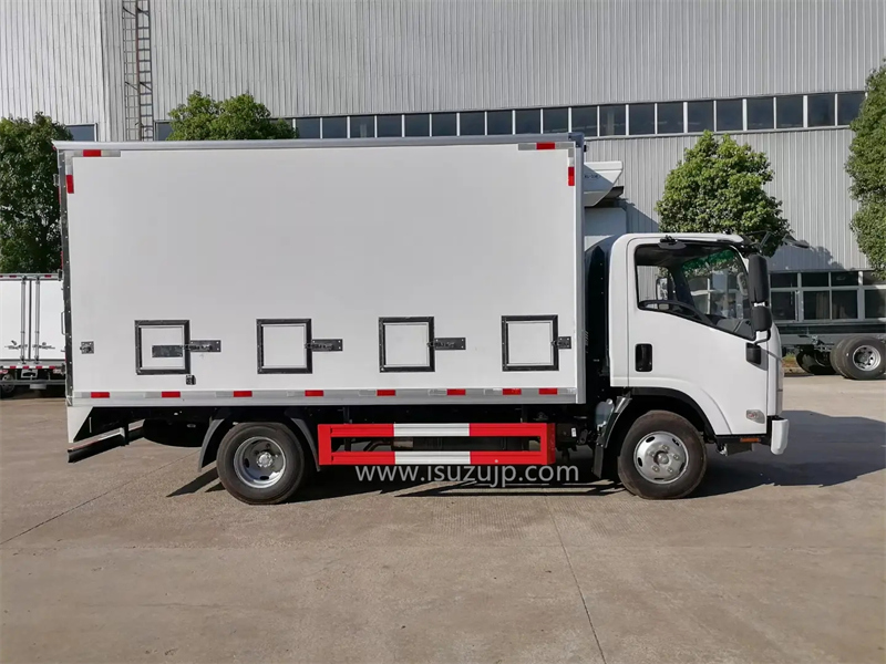 Isuzu Baby Chick transport truck photo