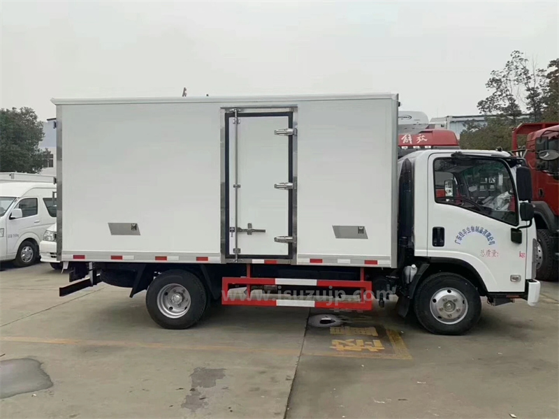 Isuzu NJR cold truck photo