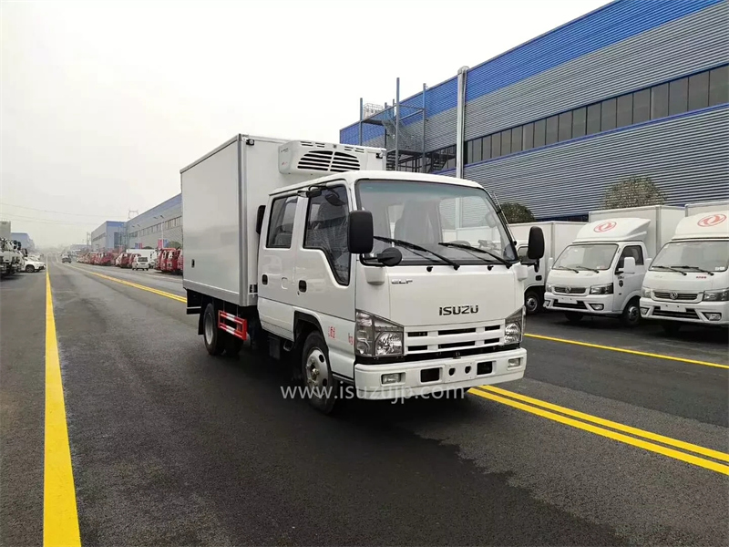 Isuzu small refrigerator box truck photo