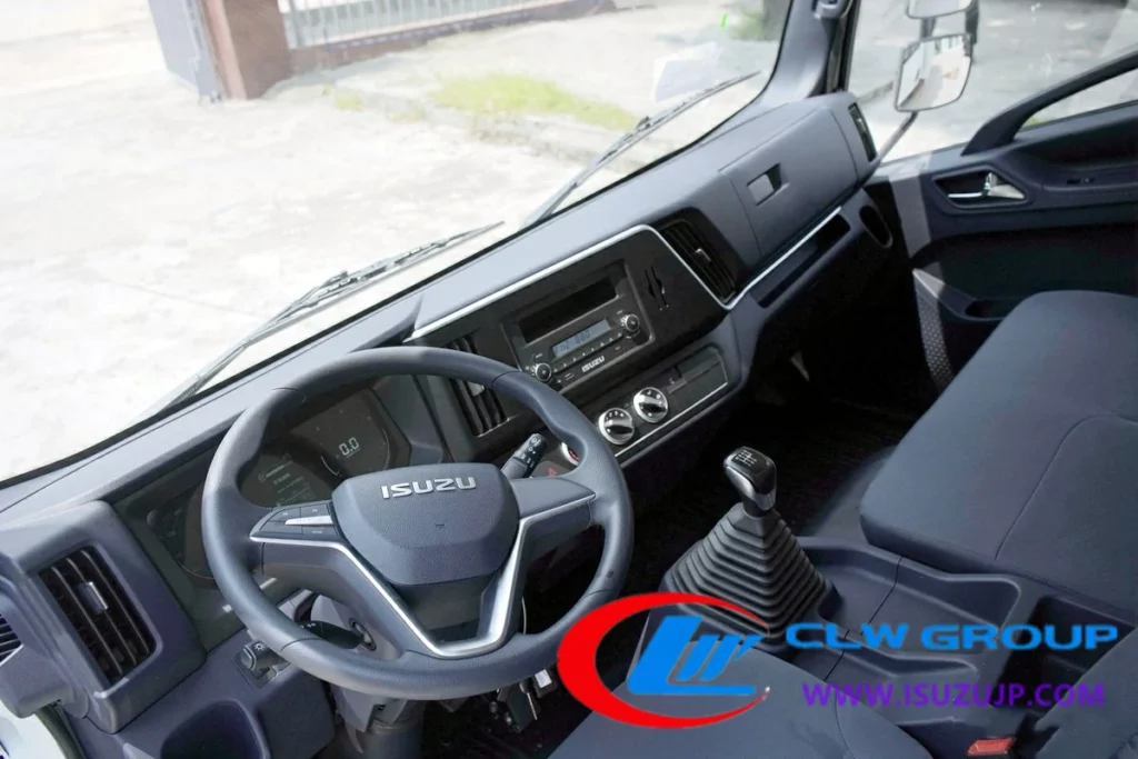 ISUZU ES7 cargo lorry Interior