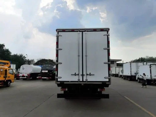 ISUZU FTR 5.6m ตู้แช่แข็งรถบรรทุกตู้เย็น