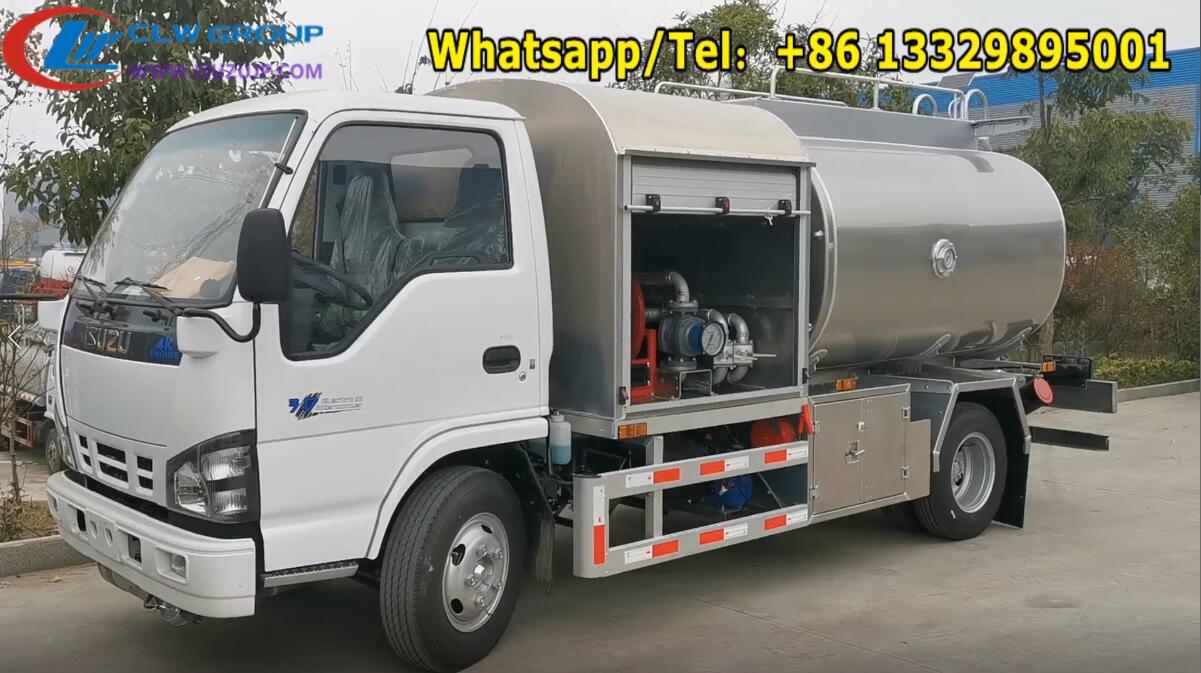 Aircraft refueling truck