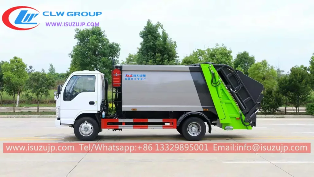 Isuzu 6m3 rear loading rubbish compactor truck photo