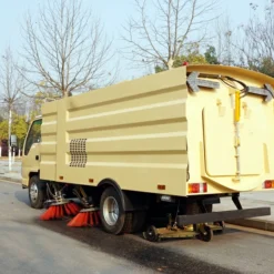 ISUZU 4mt road sweeper truck street cleaning