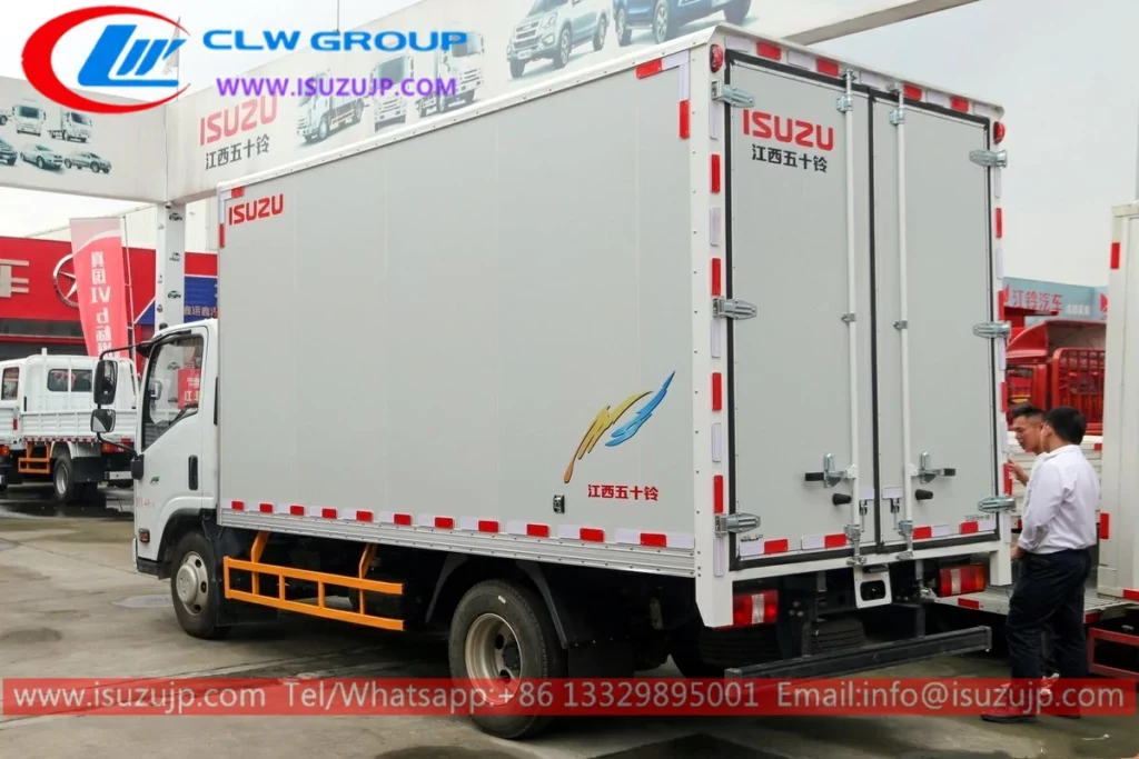 Isuzu small cold chain box truck 