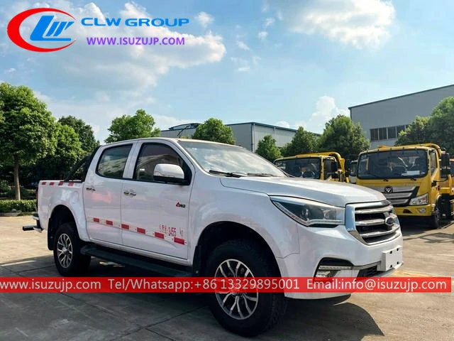 4WD Isuzu pickup tow truck