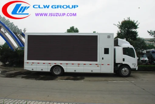 Большой мобильный грузовик со светодиодным дисплеем Isuzu