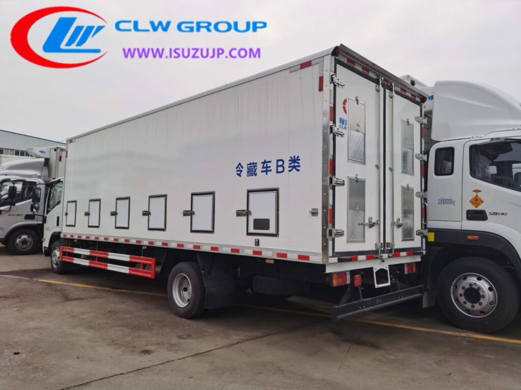 Isuzu NPR 40m3 chick transport truck