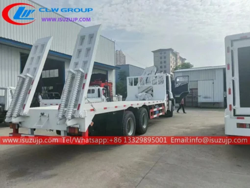 Flatbed Isuzu 10 roda dengan boom lift