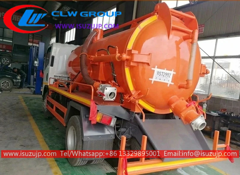 Isuzu 4000liters sewage suction truck