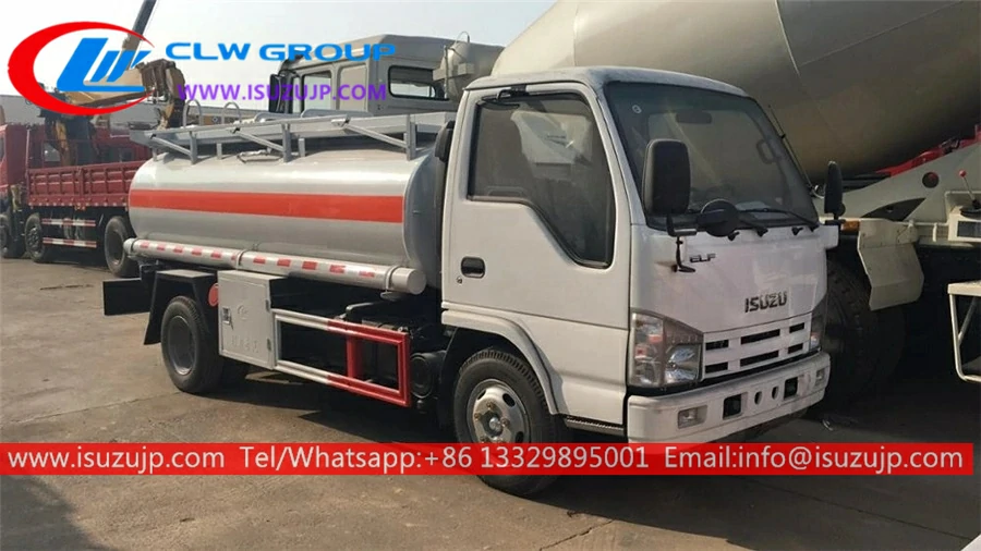 Isuzu mini oil truck suitable for short-distance transportation