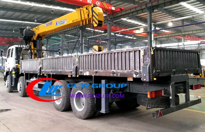 Crane-welding-cargo-box