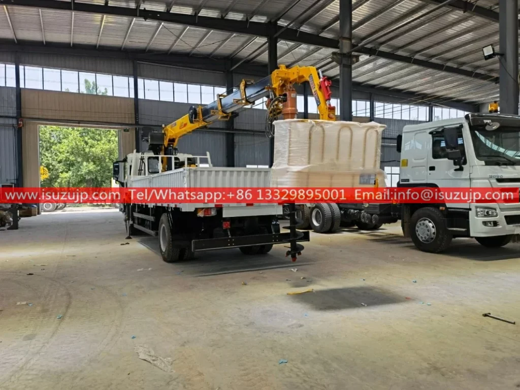 Isuzu 8 tons service truck crane with Auger Drilling Device and two-man basket