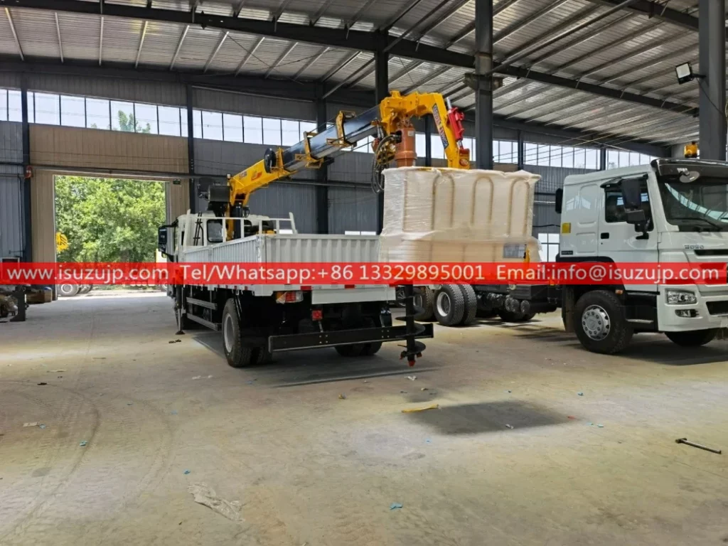 Isuzu 8 tons service truck crane with Auger Drilling Device and two-man basket